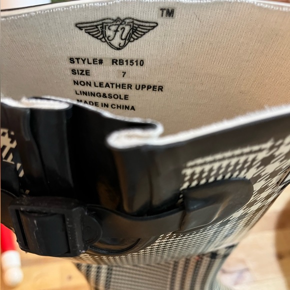 Size 7 Forever Young rubber rain boots houndstooth. Adjustable calf buckle. - Picture 7 of 7